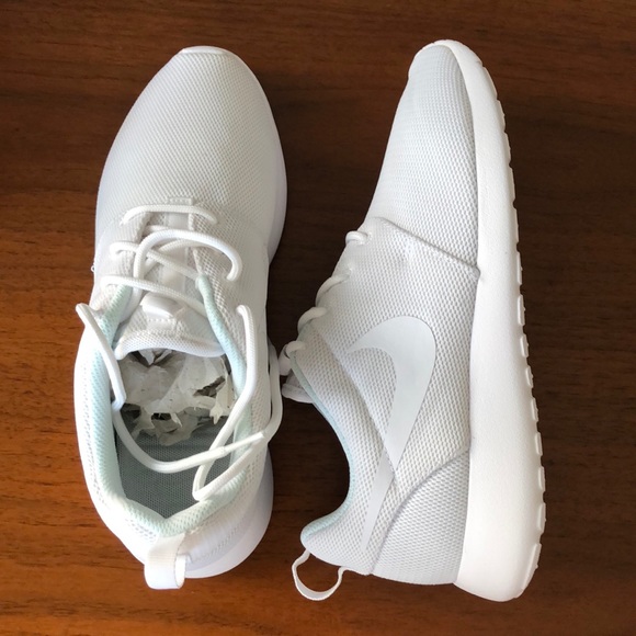 Nike Shoes - Women Nike Roshe One